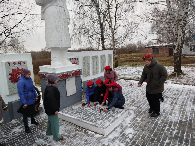 Линейка, посвященная Дню героев Отечества..